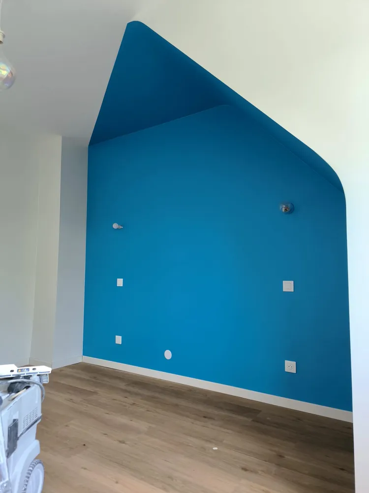 Chambre, mur bleu graphique : après