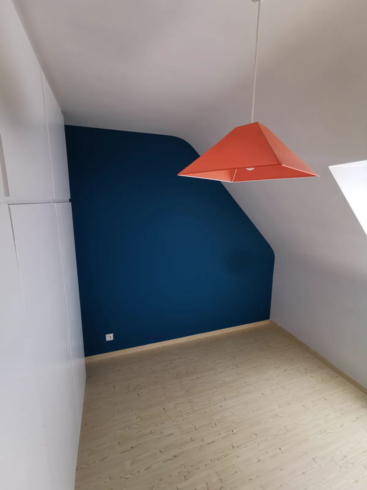 Chambre sous rampant finie, mur bleu canard, après ratissage et lissage