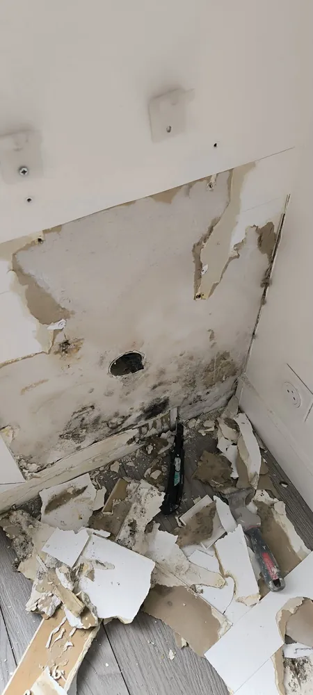Mur abîmé, remis à neuf : avant