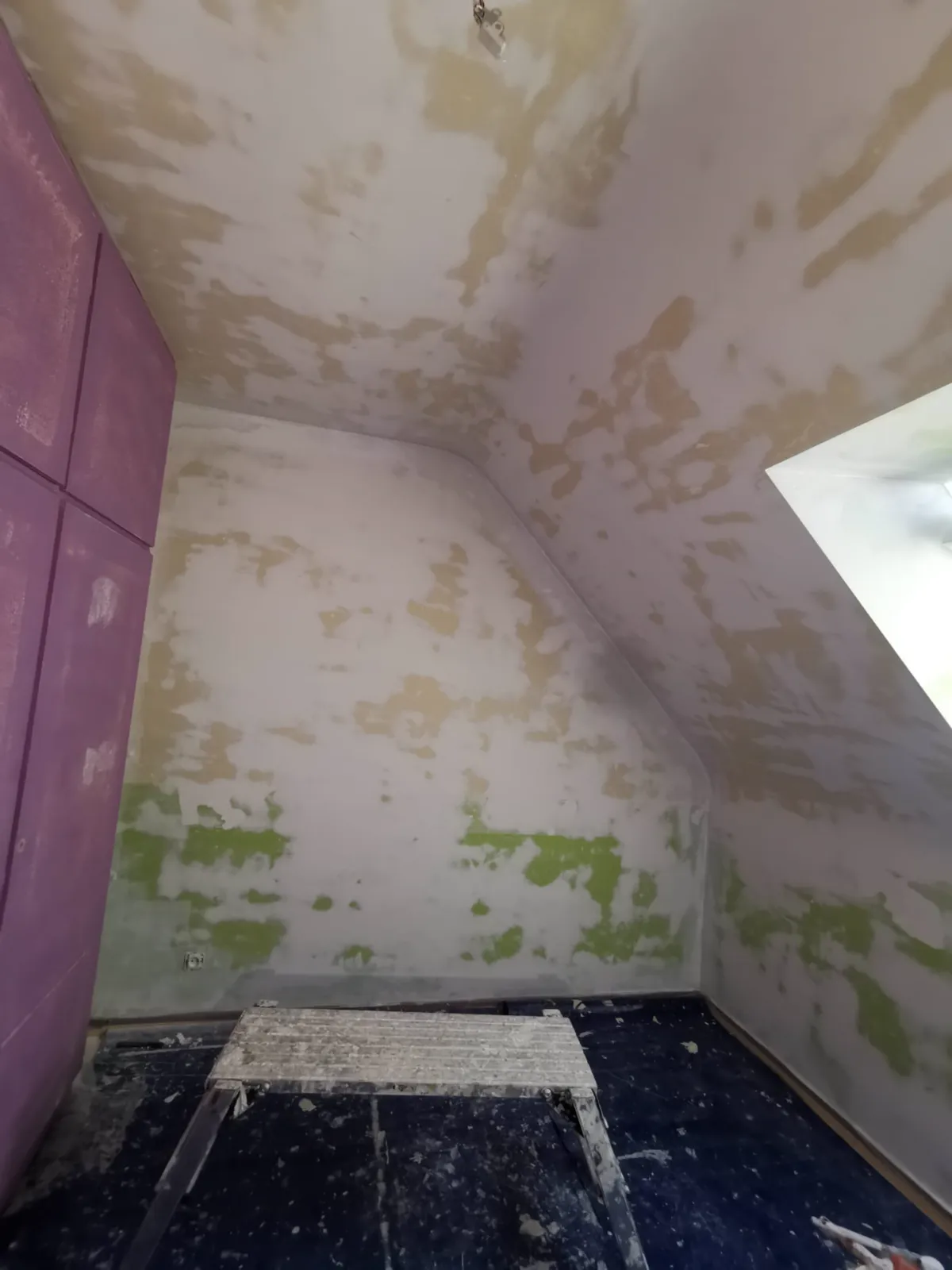 Murs et plafond ratissés puis poncés, les zones blanches sont les imperfections lissées