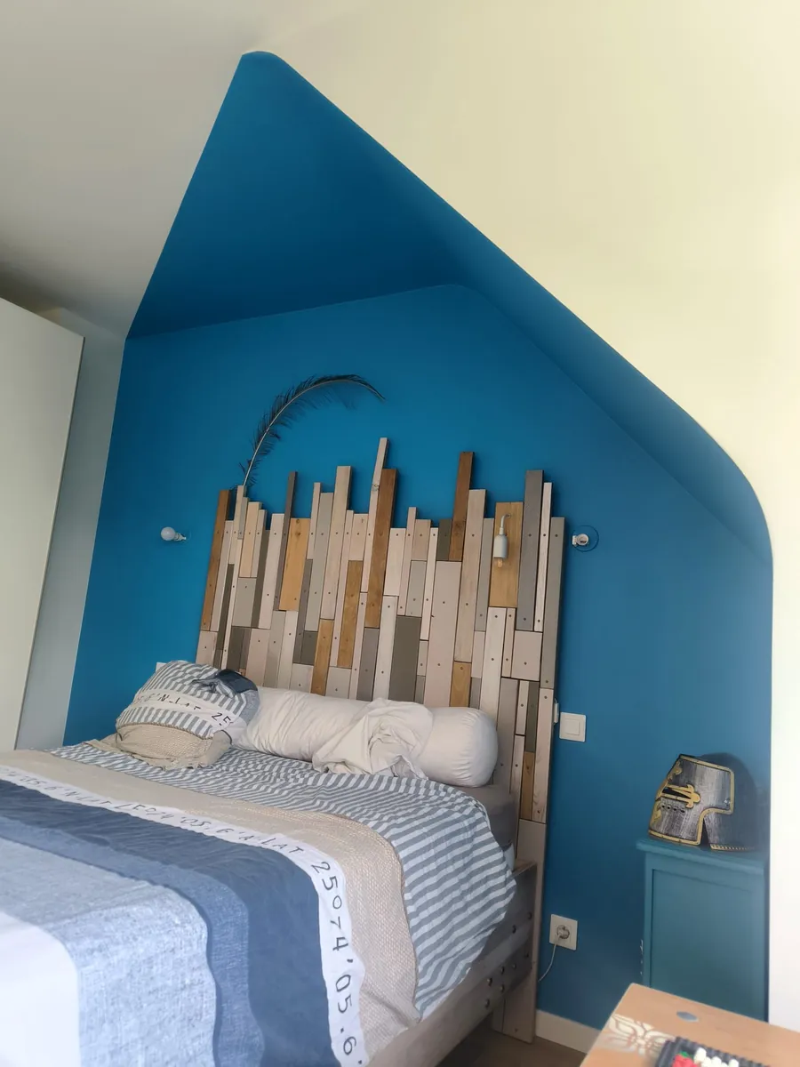 Chambre d’adolescent avec une alcôve de lit peinte en bleu