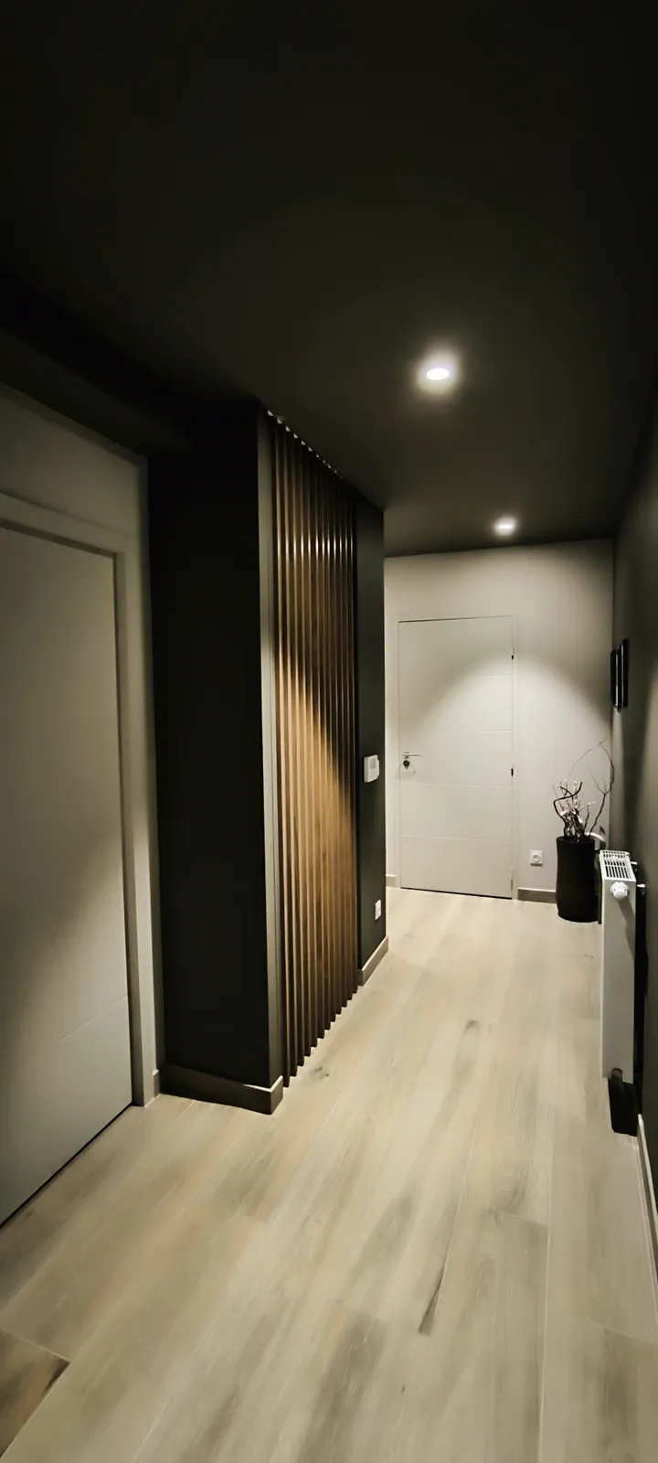 Couloir gris anthracite avec un claustra en bois