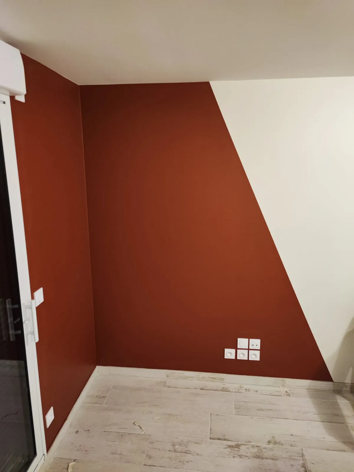 Pièce avec un aplat terracotta aux formes atypiques
