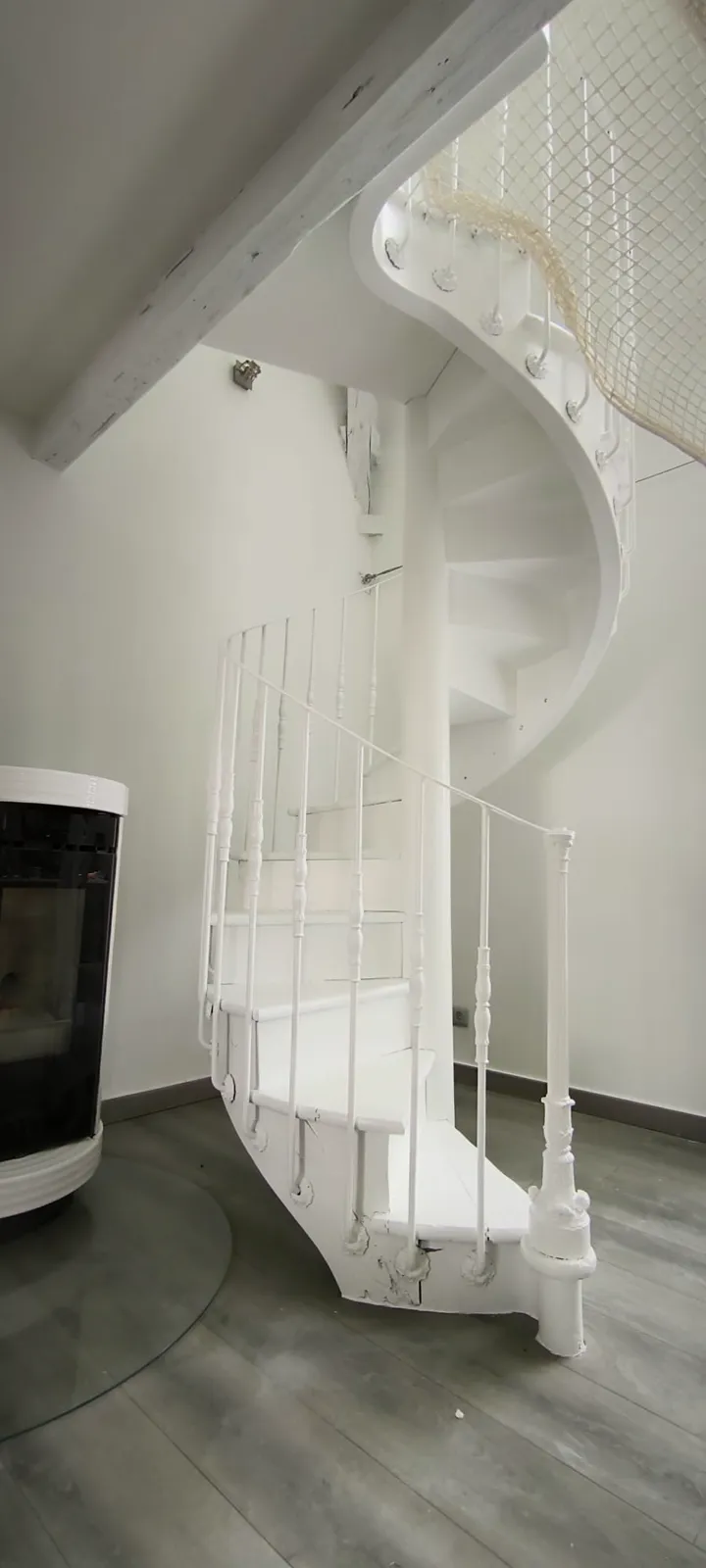Escalier en colimaçon en fonte entièrement repeint en blanc au pistolet airless