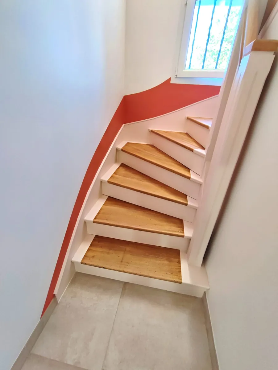 Escalier blanc et bois vitrifié avec mur terracotta