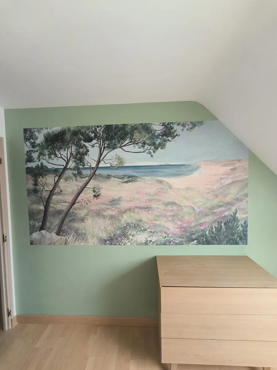 Papier peint de bord de mer sur un mur vert sauge