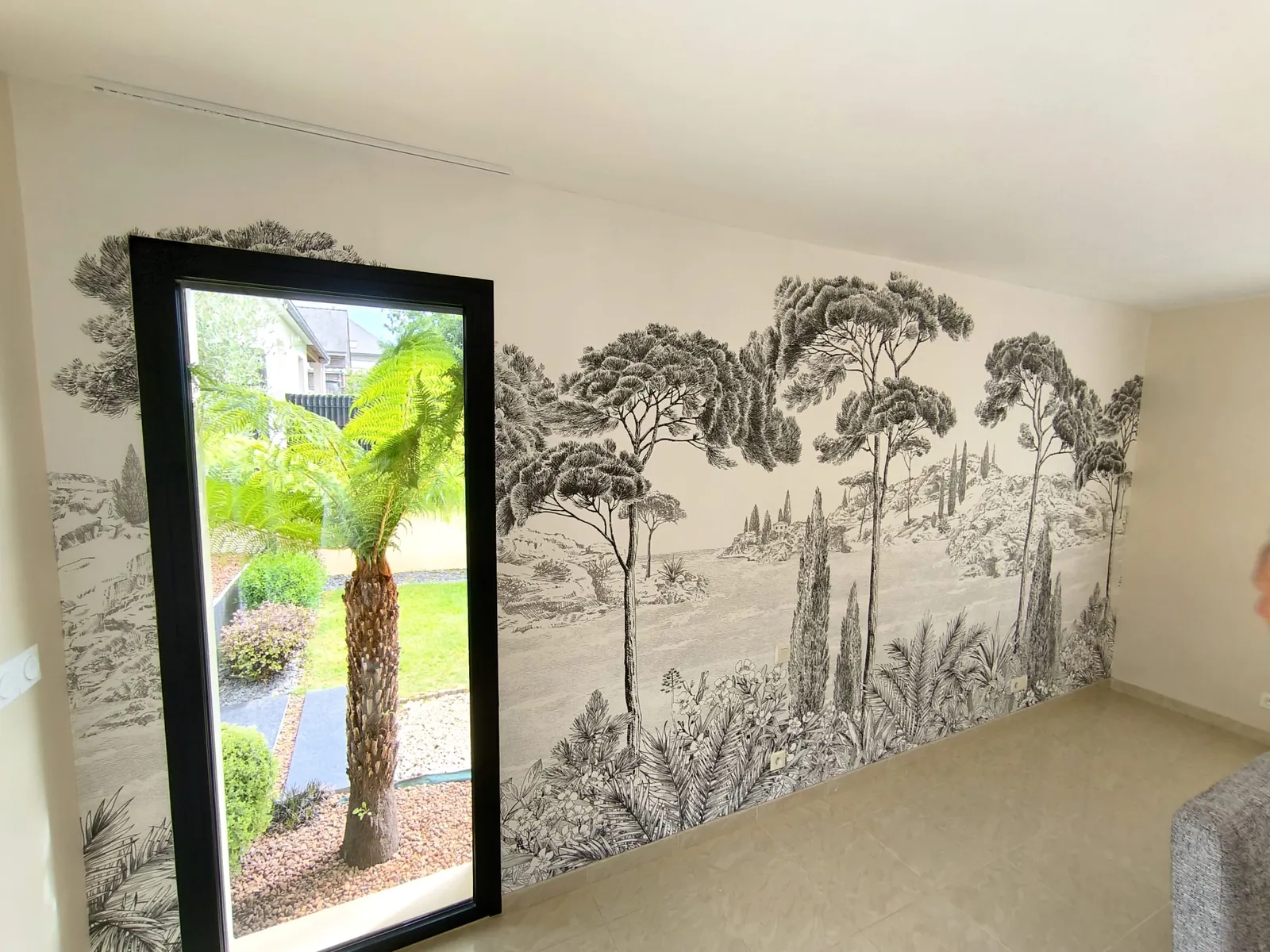 Séjour avec papier peint panoramique Isidore Leroy, pins en noir et blanc