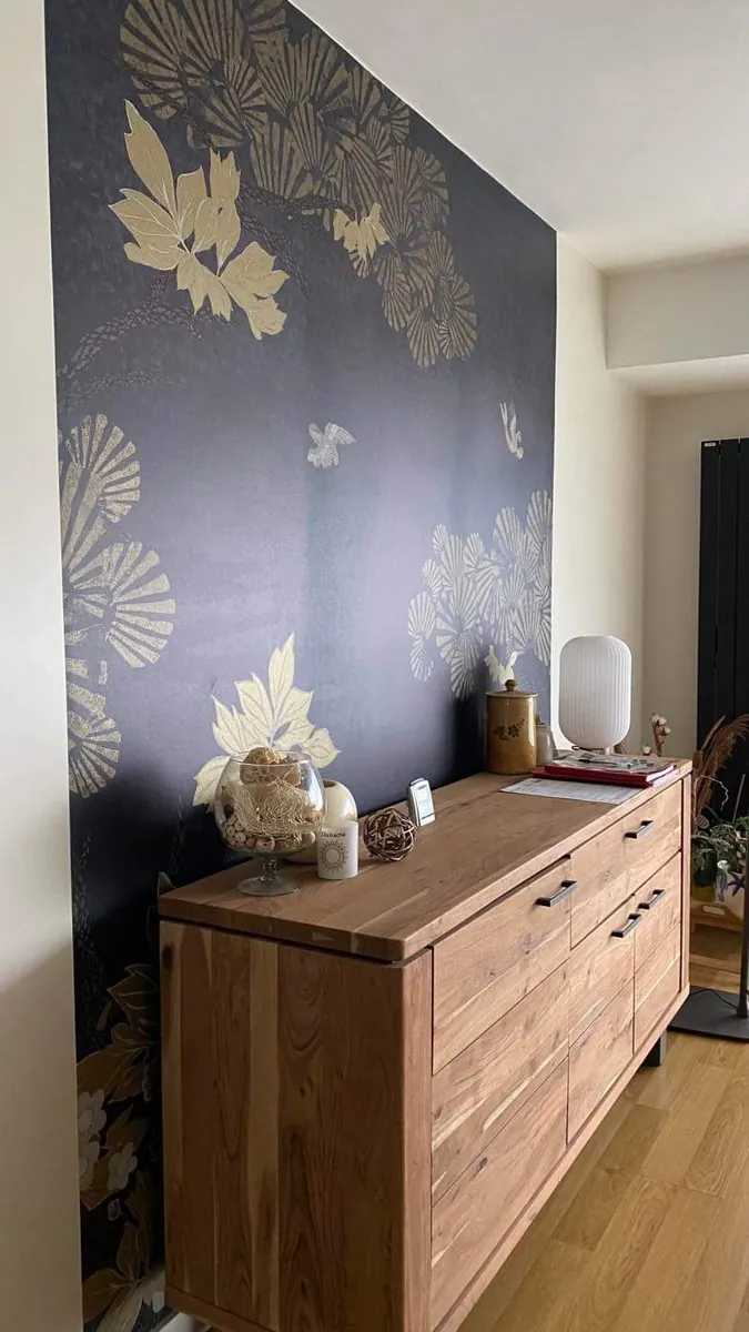 Mur avec papier peint floral bleu nuit